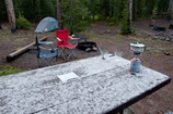 table de camping enneigée
